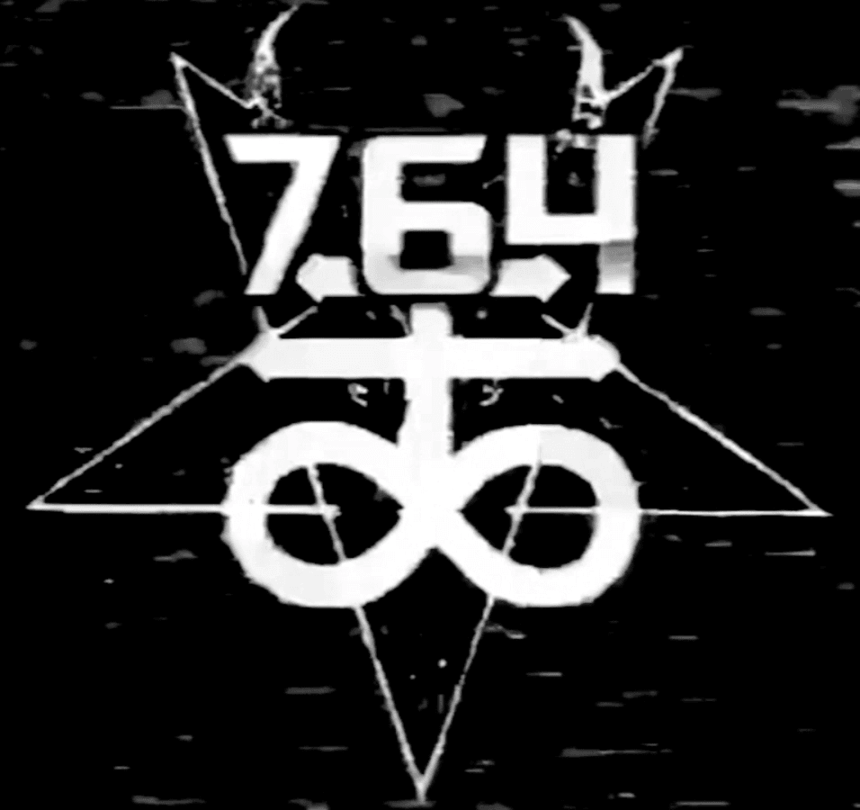 Logotipo branco sobre fundo preto estático com o número 7.64 acima de uma Cruz de Leviatã sobreposta a um pentagrama invertido. Estética digital com forte conotação ocultista.