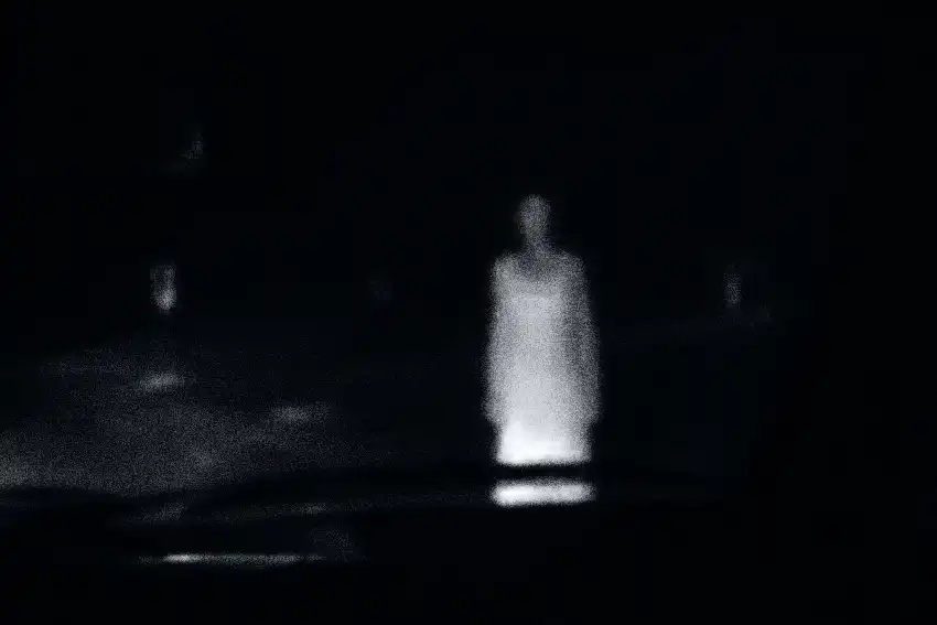 Vulto fantasmagórico na estrada