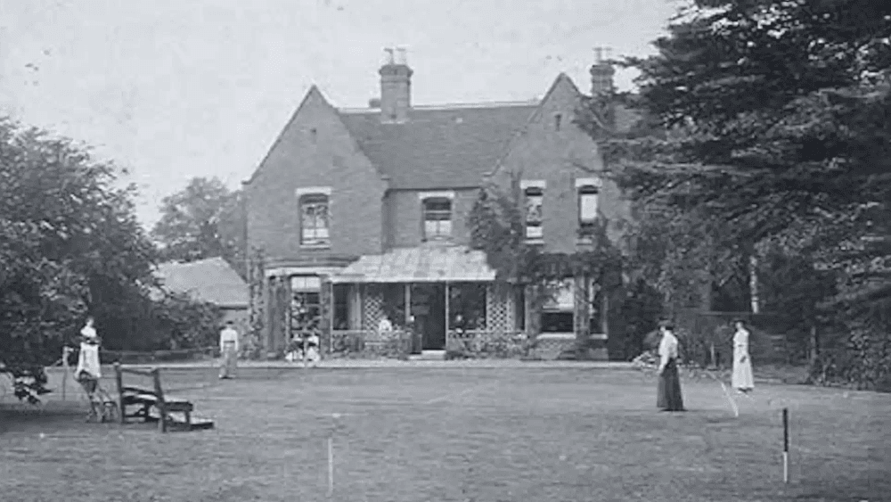 Gramado de Borley: Foto vintage de pessoas em frente ao presbitério de Borley, considerado a casa mais assombrada da Inglaterra antes de incendiar.