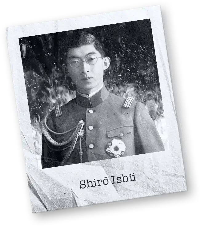 Shirō Ishii em uniforme militar e óculos redondos, sobreposto a chamas vivas. A moldura estilo Polaroid reforça o tom de documento histórico sombrio.