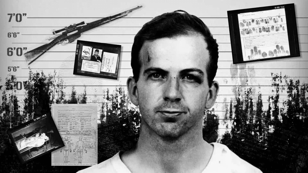 Lee Harvey Oswald com olho roxo em ficha policial; rifle, impressões digitais e documentos oficiais da década de 1960. Fundo em preto e branco.