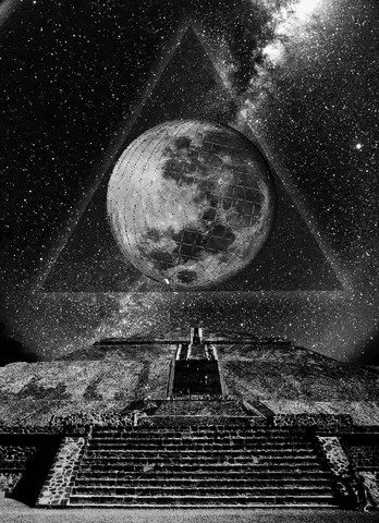 Composição surrealista de uma pirâmide sob uma lua gigante enquadrada por um triângulo. O céu estrelado e a Via Láctea evocam mistérios astronômicos e conexões cósmicas.