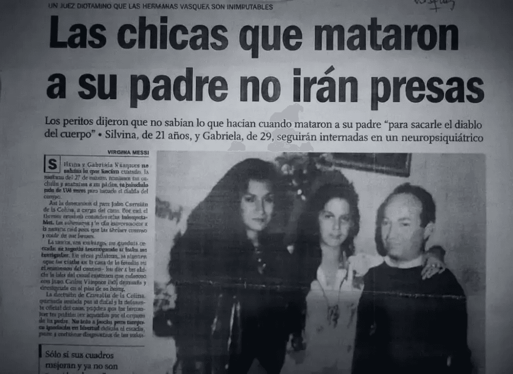 Recorte de jornal com o título 's garotas que mataram o pai não serão presas'. A foto mostra as irmãs jovens sorrindo ao lado do pai, Juan Carlos Vazquez.