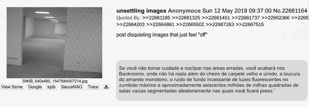Captura de tela do fórum 4chan sobre as Backrooms. Mostra uma sala amarela vazia e um texto sobre salas infinitas e o zumbido de luzes.