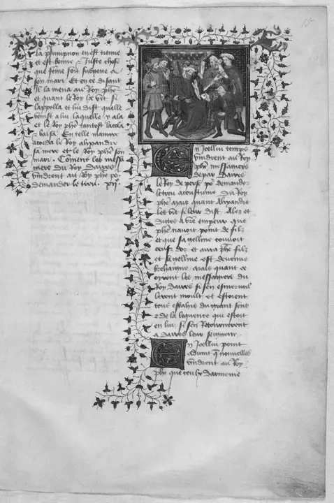 Manuscrito medieval em pergaminho com texto em caligrafia gótica. Uma iluminura detalhada mostra um rei no trono cercado por cortesãos, emoldurada por bordas de ramos e flores.