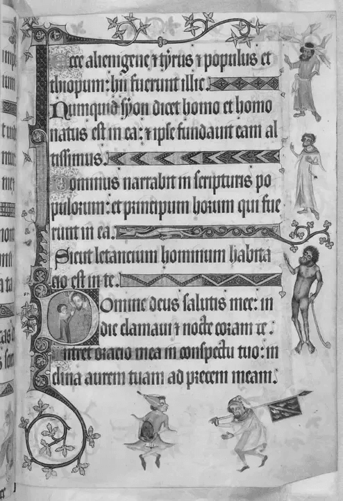 Página de saltério medieval com letras capitulares ornamentadas e escrita gótica. As margens exibem figuras curiosas e grotescas, incluindo um homem nu e seres híbridos em preto e branco.