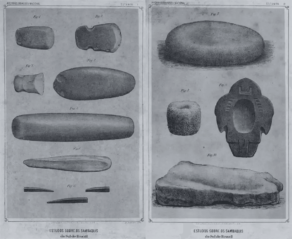 Estampa científica antiga detalhando artefatos de pedra polida e zoólitos dos Sambaquis brasileiros. Ferramentas e esculturas milenares que guardam segredos de civilizações extintas.