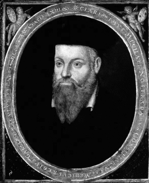 Nostradamus em retrato clássico oval com inscrições em latim. O vidente veste traje escuro e chapéu, exibindo barba grisalha e um olhar profundo e austero sob um fundo sombrio e enigmático.