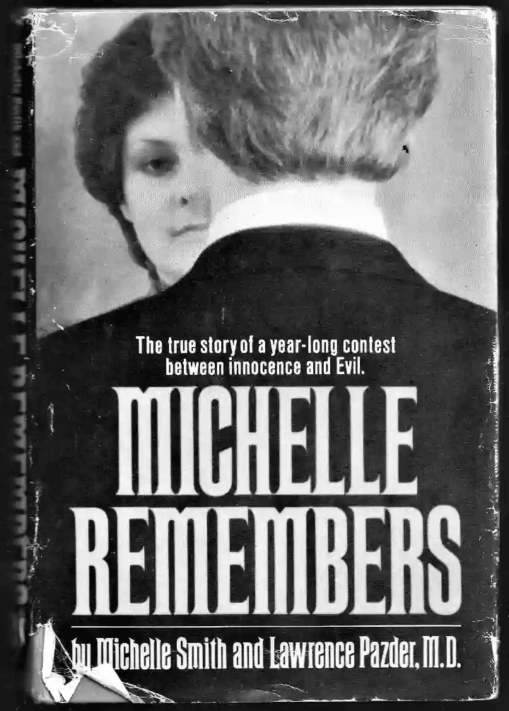 Capa do livro Michelle Remembers. Uma mulher jovem olha apreensiva sobre o ombro de um homem de costas. O texto destaca ser a história real de um combate entre a inocência e o Mal.