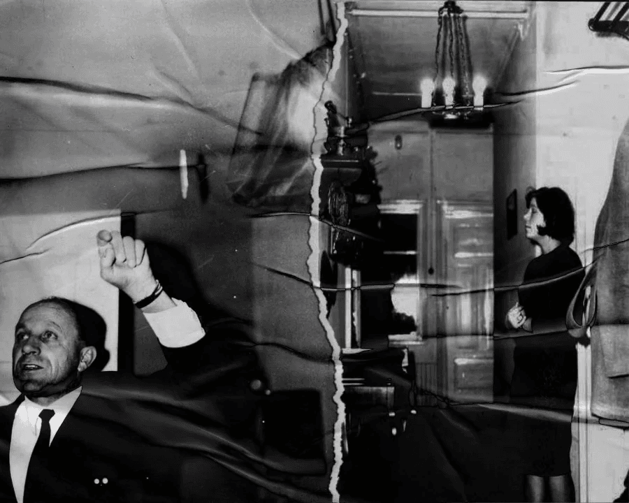 Fotografia antiga rasgada e desgastada. Um homem de terno gesticula à esquerda, enquanto uma mulher observa de um corredor ao fundo. Efeito de vultos e sombras.