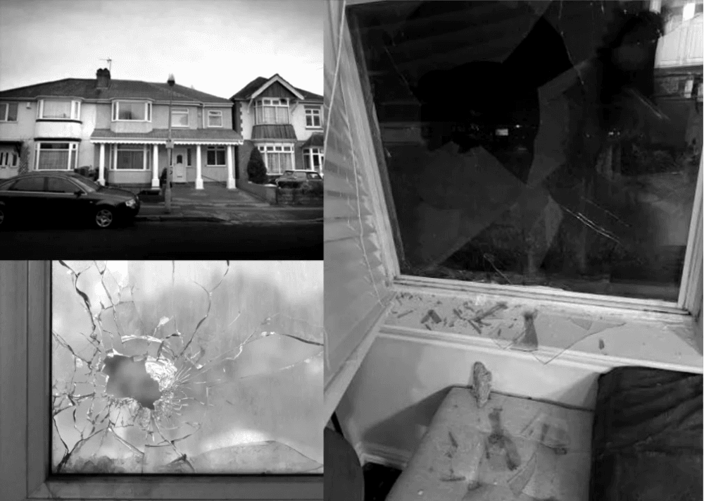 Colagem P&B de uma casa suburbana e detalhes de janelas com vidros estilhaçados. Os buracos no vidro sugerem impactos violentos e inexplicáveis de dentro para fora.