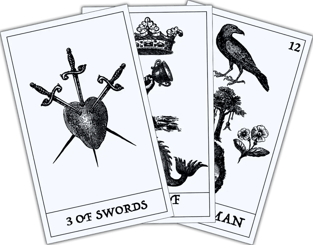 Três cartas de tarot: 3 de Espadas com um coração perfurado, seguidas por cartas com ilustrações de corvo e elementos botânicos.