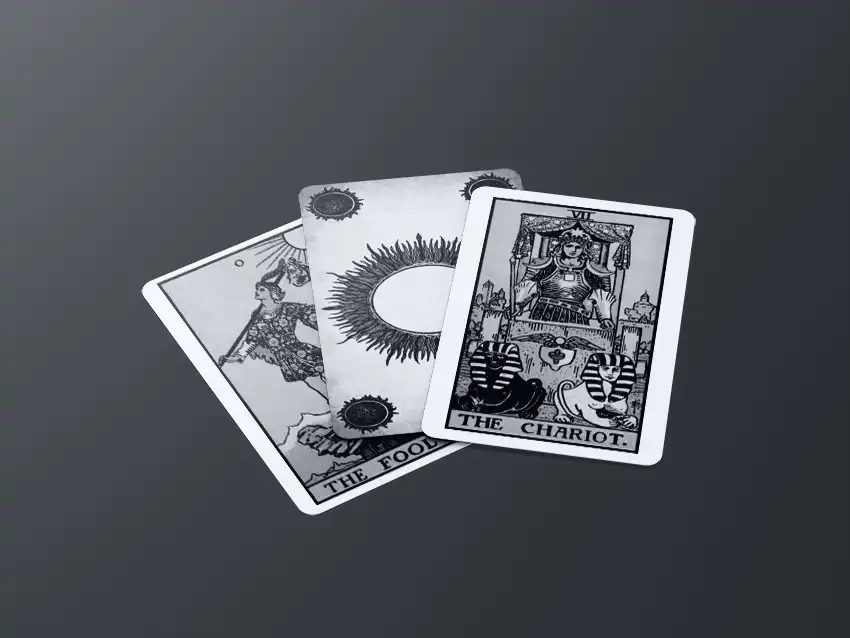 Cartas de tarot O Louco e O Carro dispostas sobre fundo cinza. Ilustrações clássicas e detalhadas em tons de preto e branco.