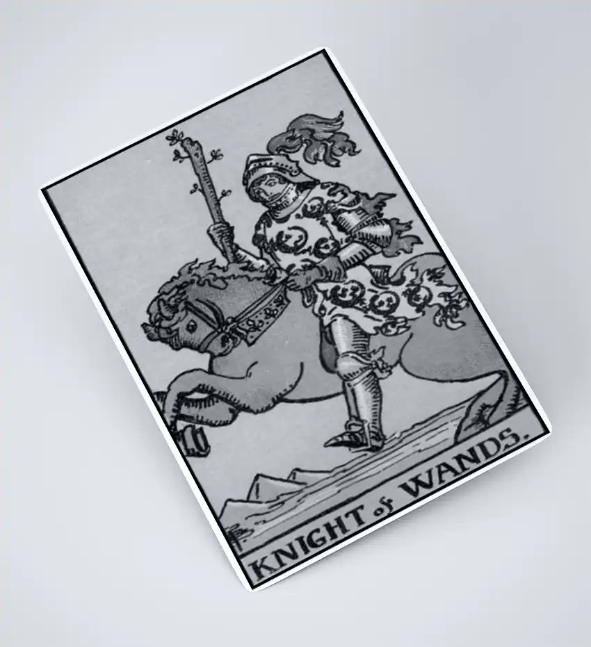 Carta de tarot Cavaleiro de Paus. Um guerreiro em armadura montado em um cavalo empinado, segurando um bastão de madeira.