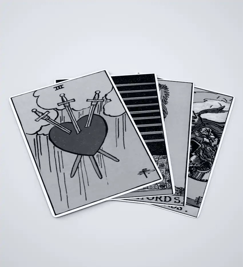 Carta de tarot 3 de Espadas no topo de um monte. O desenho mostra um coração partido e atravessado por três lâminas sob chuva.
