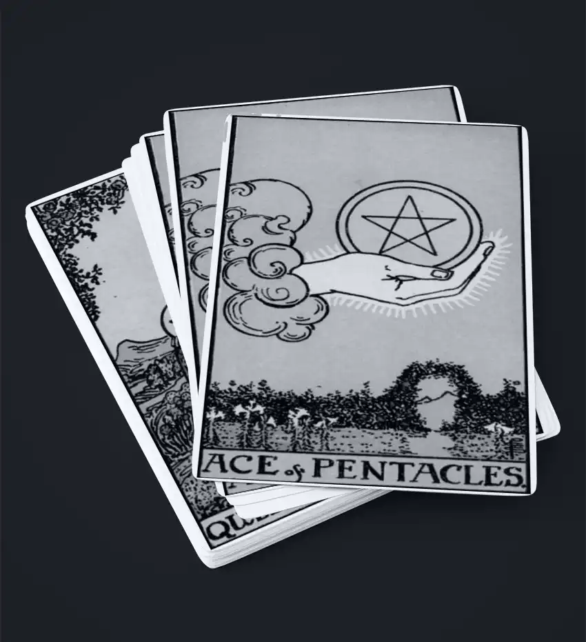 Carta de tarot Ás de Ouros sobre um baralho. Uma mão divina oferece uma grande moeda com um pentagrama sobre um jardim florido.