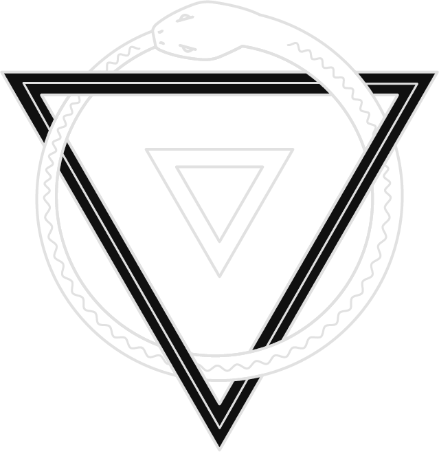 Desenho linear de uma serpente devorando a própria cauda (Ouroboros), circundando triângulos invertidos e concêntricos. Estética esotérica em branco sobre preto.