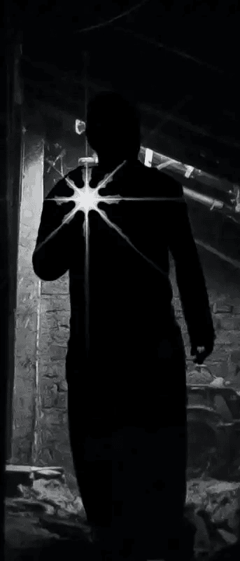 Silhueta escura de um homem em um ambiente urbano sombrio. Uma luz intensa e radiante em forma de estrela brilha na altura do seu peito, cortando a escuridão.